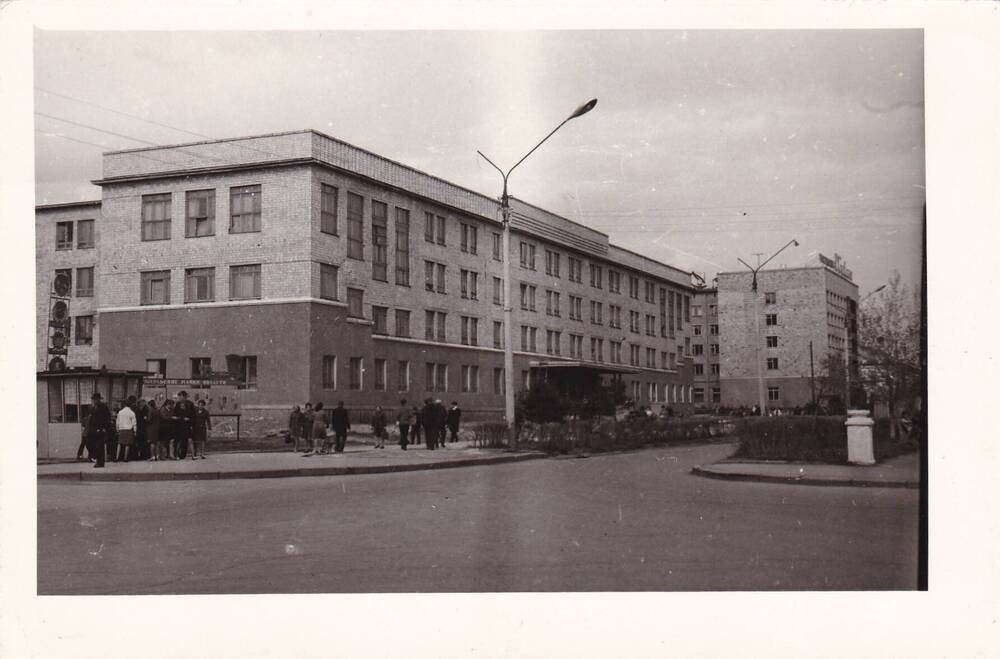 Фотография черно-белая: Новое здание Абаканского государственного педагогического института. 1969 г..