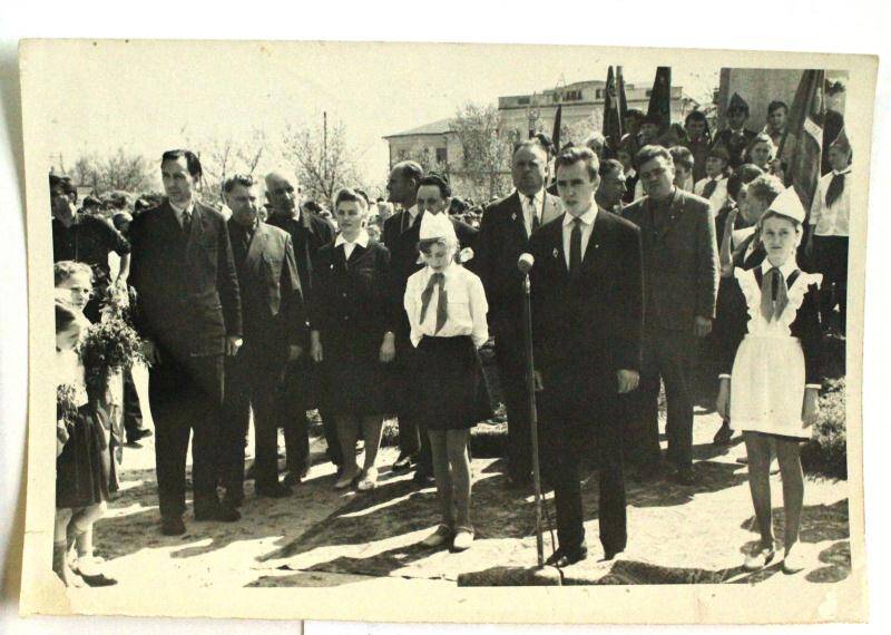 Фотография черно-белая с изображением линейки ко Дню рождения В.И.Ленина