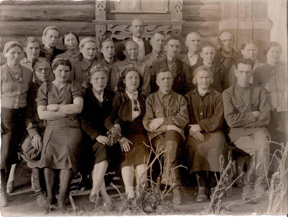 Фотография групповая, коллектив работников сельпо Ярополец, 1945 г.