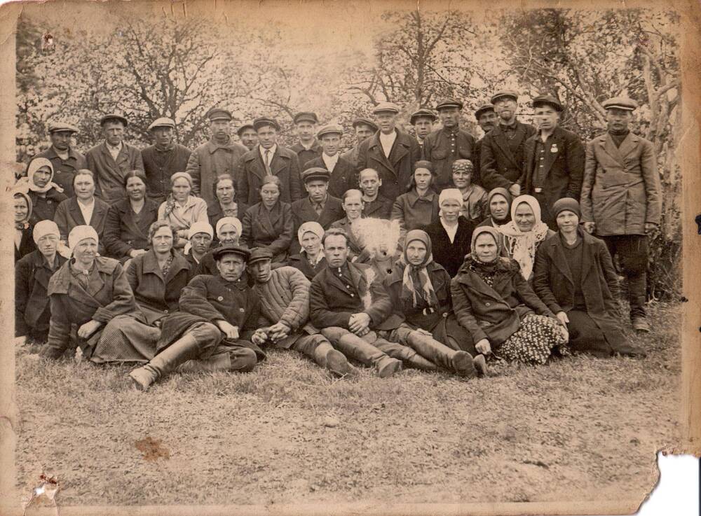 Фотография групповая, слет звеньевых льноводов в с. Ярополец в 1938 г.