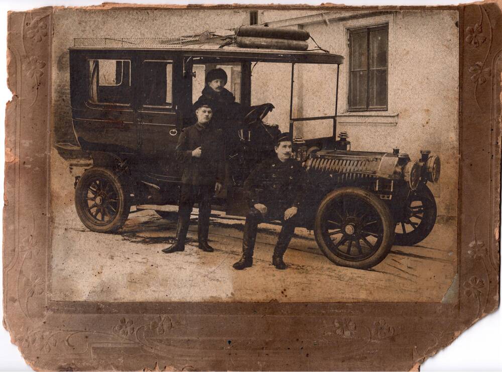 Фотография групповая, трое мужчин у машины.