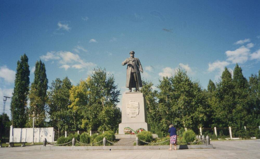 Фото цветное ,памятник Н.Ф.Ватутину в г.Старый Оскол Белгородской области