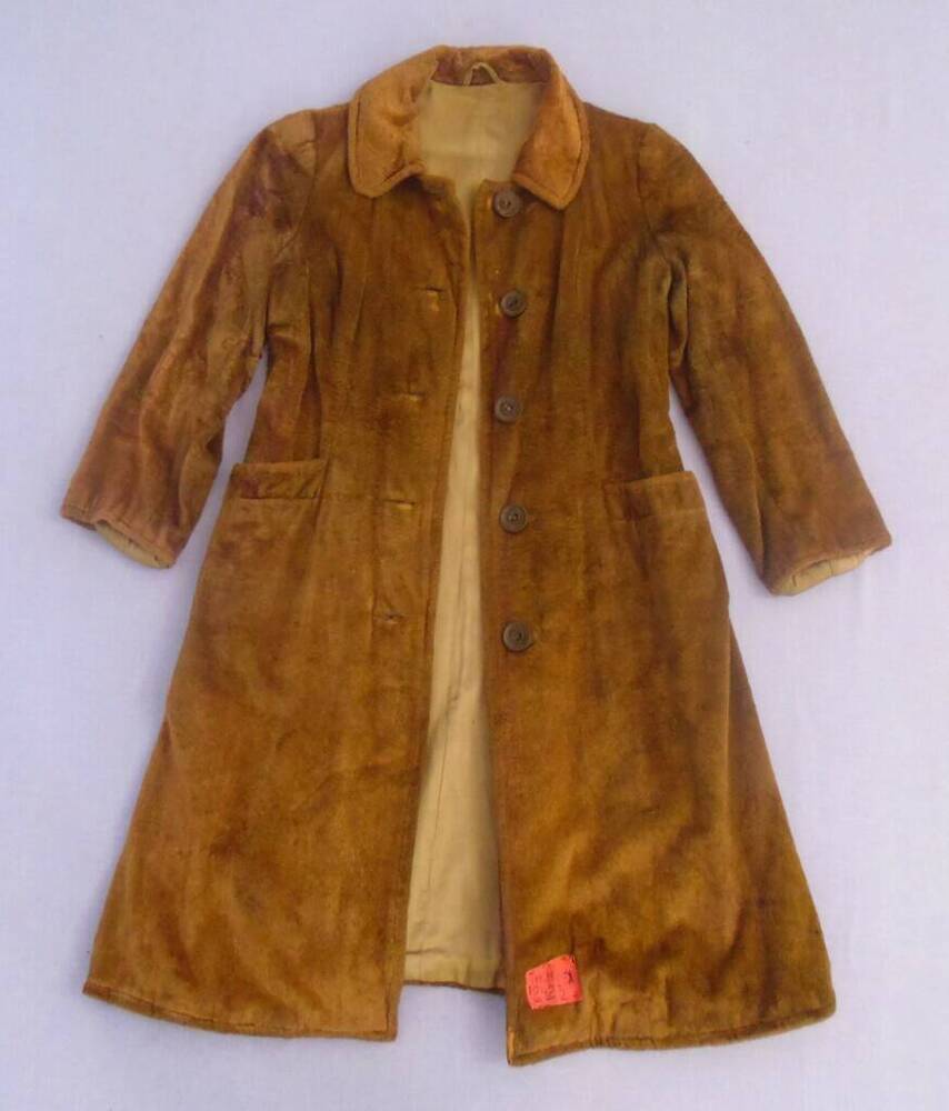 Пальто женское меховое коричневое.