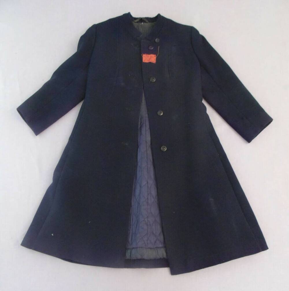 Пальто женское тёмно-синего цвета.