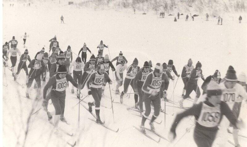 Фотография черно-белая. Лыжный марафон в Мурманске - «Праздник Севера», из архива Берзина Леопольда Георгиевича