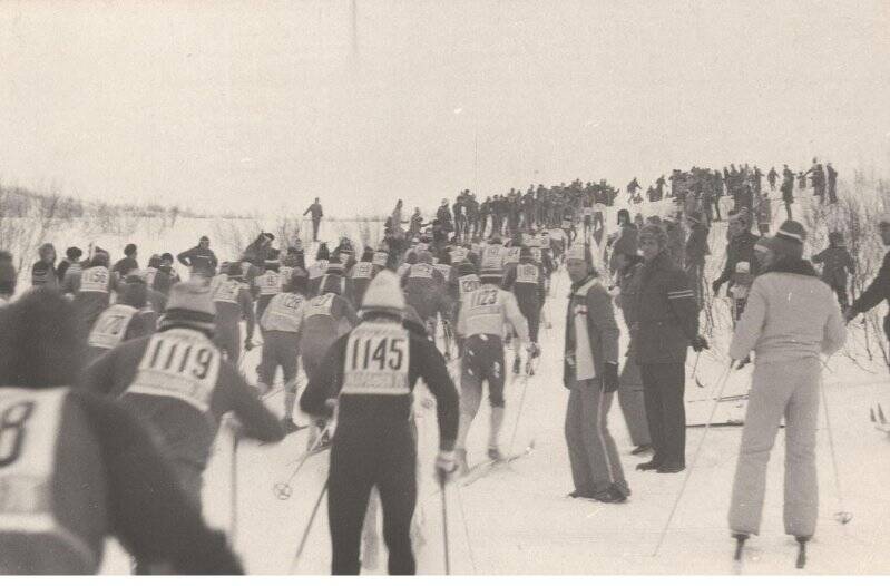 Фотография черно-белая. Масс-старт лыжной гонки, из архива Берзина Леопольда Георгиевича