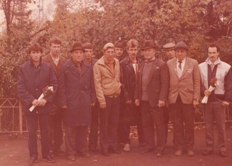 Фотография цв. Кузина Александра Павловича (третий слева) с выпускниками автошколы ДОСААФ г. Железногорска, прошедших военную службу в Афганистане.