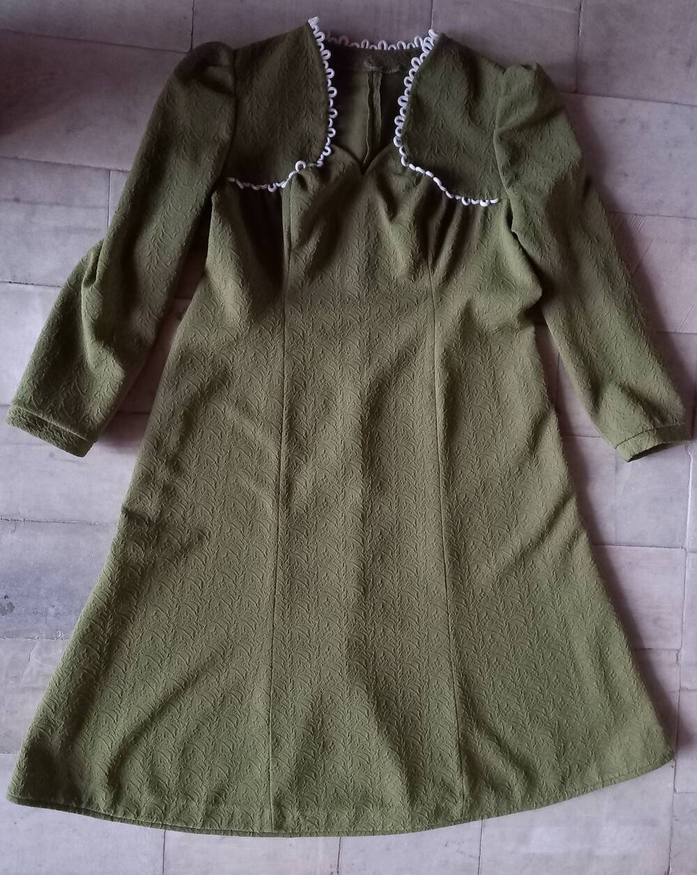 Платье кримпленовое  зеленого цвета