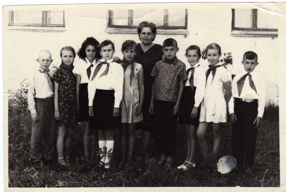 Фото. Колесникова Н.В. с учениками возле здания 2-й школы г. Сенгилея.