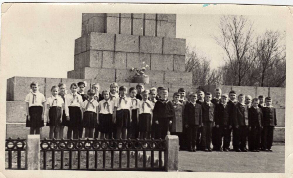 Фото. Учащиеся 2-й средней школы г. Сенгилея у памятника Ленина в г. Ульяновске.