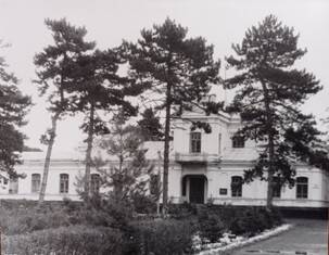 Фотокопия фотографии с изображением  здания конторы конзавода «Восход» (ранее дом помещика Николенко). 2000г.