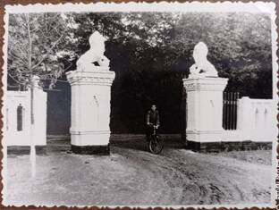 Фотография с изображением  главного входа  на территорию конторы пос. «Восход».  (усадьбу помещика Николенко) Я.Ф. 1960-е г.