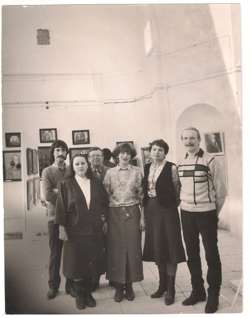 Фотография. Выставка работ преподавателей ДХШ Серпухова в Троицком соборе (филиал СИХМ) Май 1987 г.