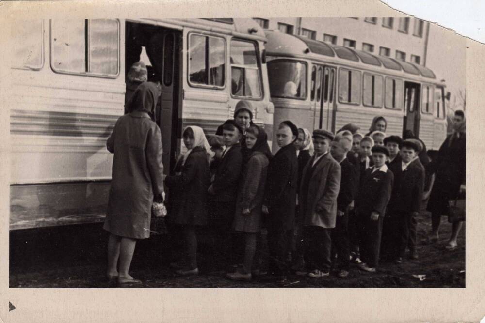 Фото. г. Сенгилей. Ученики 2-й средней школы отправляются в Ульяновск для торжественного приема в пионеры.