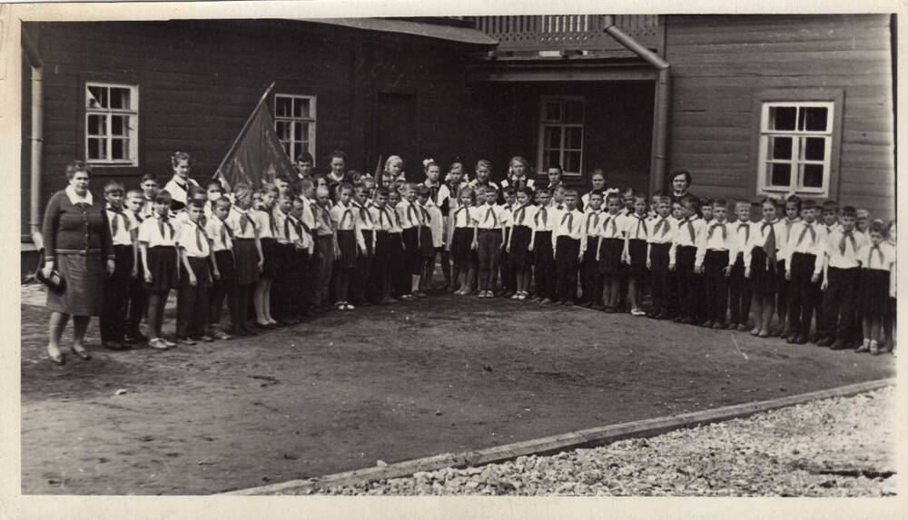 Фото. Учащиеся 2-й средней школы г. Сенгилея во дворе дома-музея В.И. Ленина  г. Ульяновск.