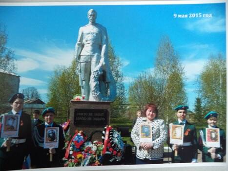 Фото групповое: У памятника павшим воинам кадеты с портретами братьев Волковых.