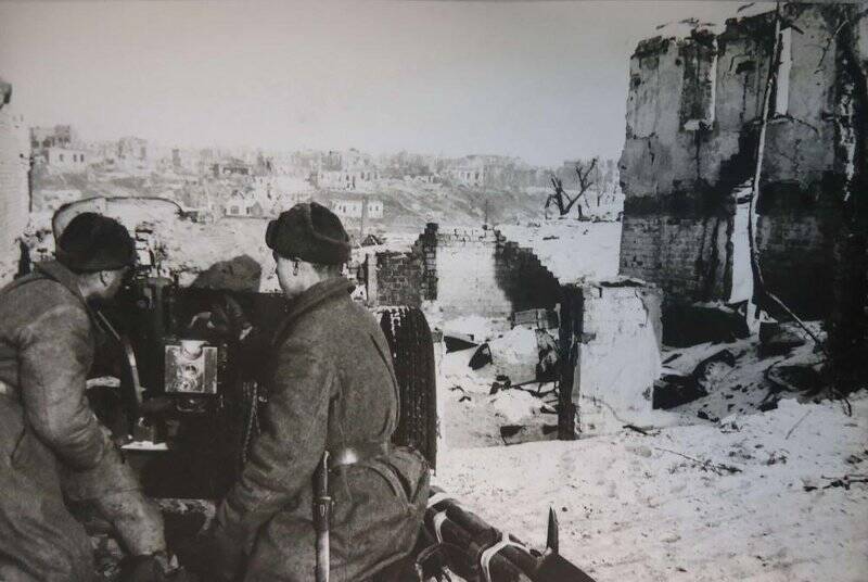 Сталинград 1942. Фотокорреспондент Наталья Боде в Сталинграде. 1943 Г.. Сталинград 1943 Воротынцев. Сталинград 10 апреля 1941.