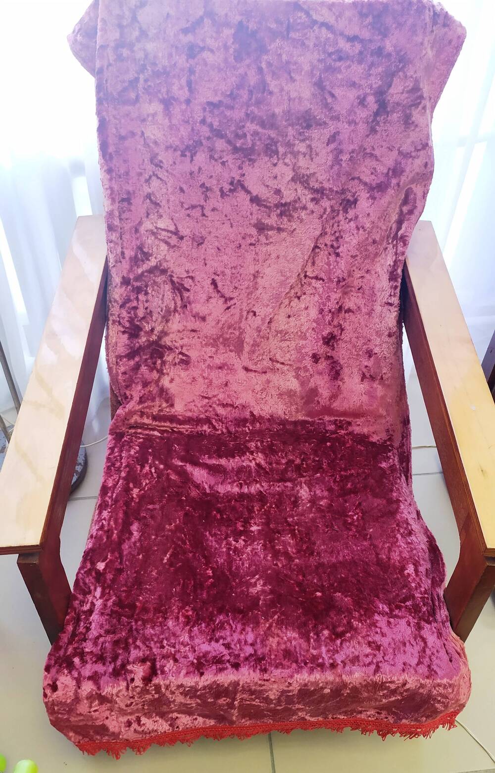 Накидка на кресло, материал-плюш бордового цвета. Внизу пришита тесьма красного цвета.