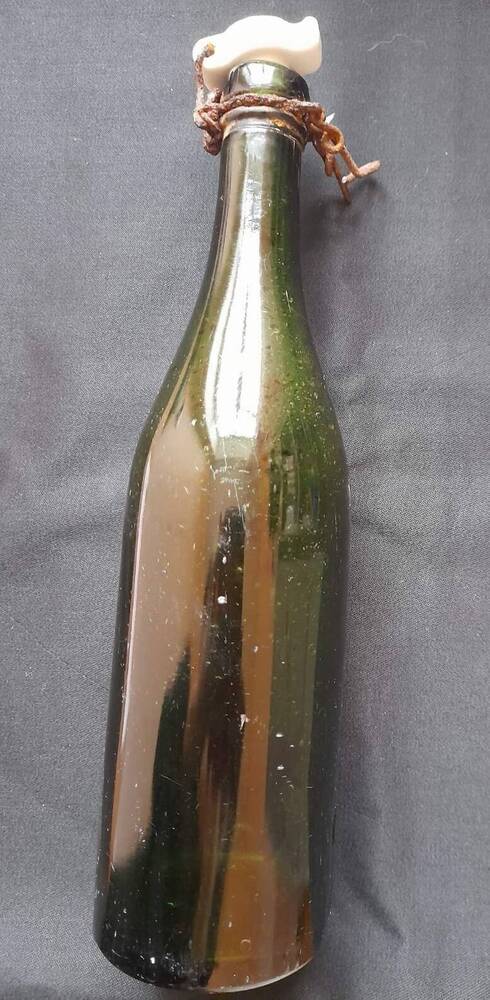 Бутылка для минеральной воды с пробкой