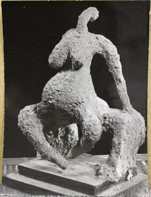 Фото скульптуры В.А. Сидура «Сидящая», 1963 . Терракота.
