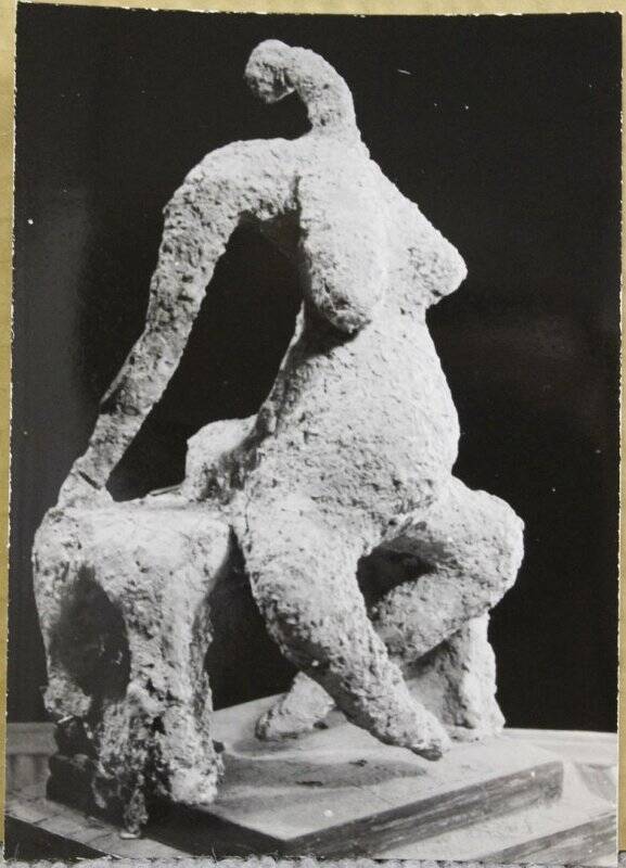 Фото скульптуры В.А. Сидура «Сидящая», 1963 . Терракота.