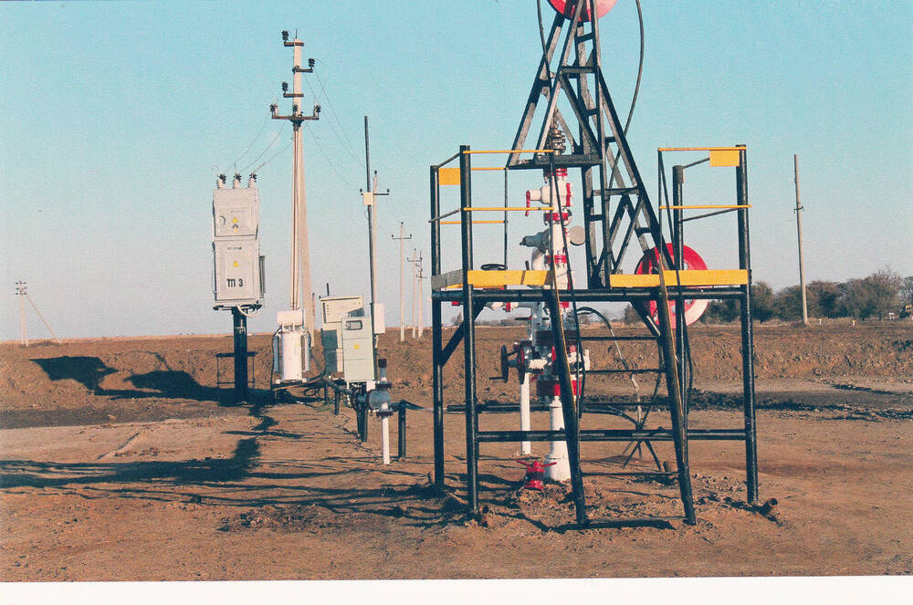 Фотография цветная на месте скважины № 3 месторождения нефти «Подсолнечное»