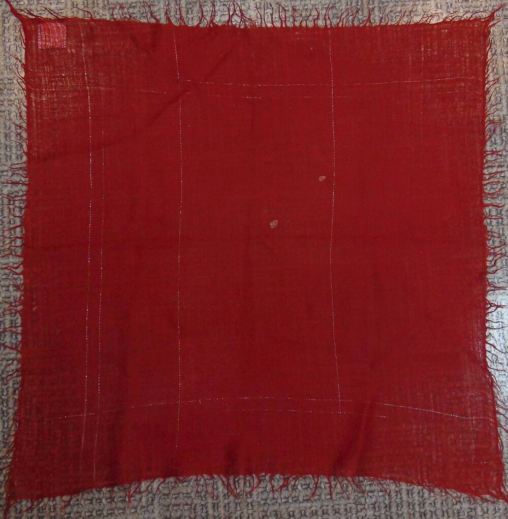 Платок. Форма прямоугольная. Цвет красный, с нитями серебристого люрекса. 1980-1990-ые гг. Подлинник.