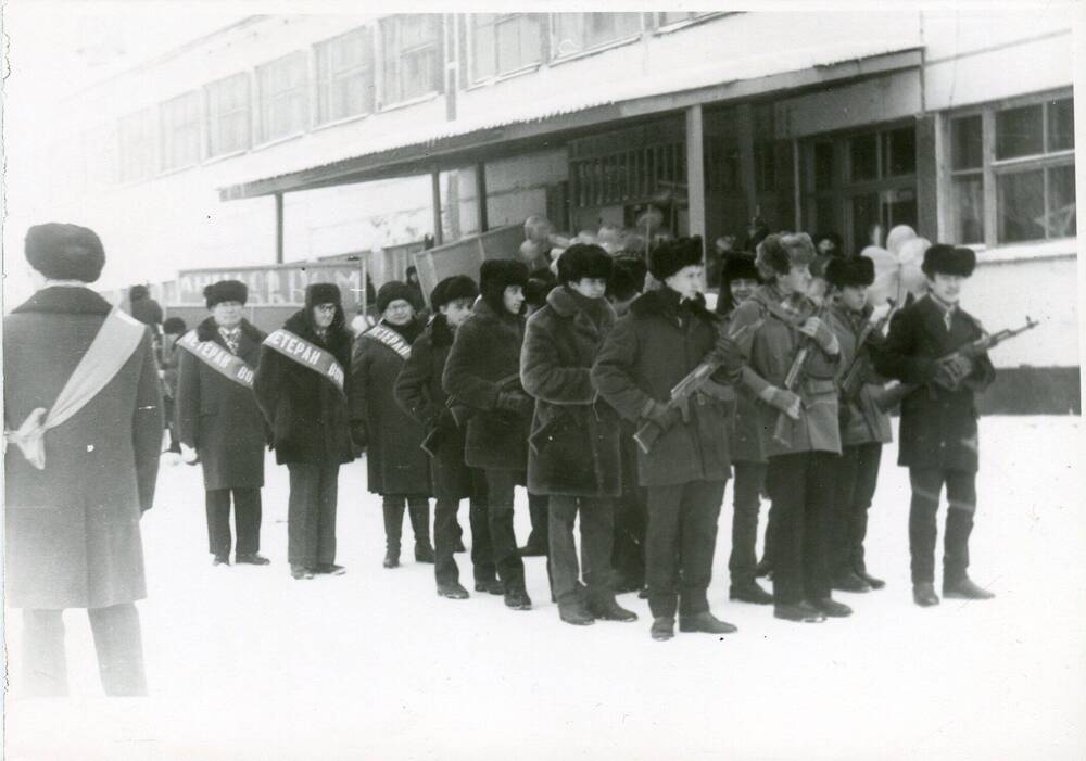 Фотография. Подготовка учащихся школы №17 и ветеранов Великой Отечественной войны к демонстрации, посвященной 7 ноября.
