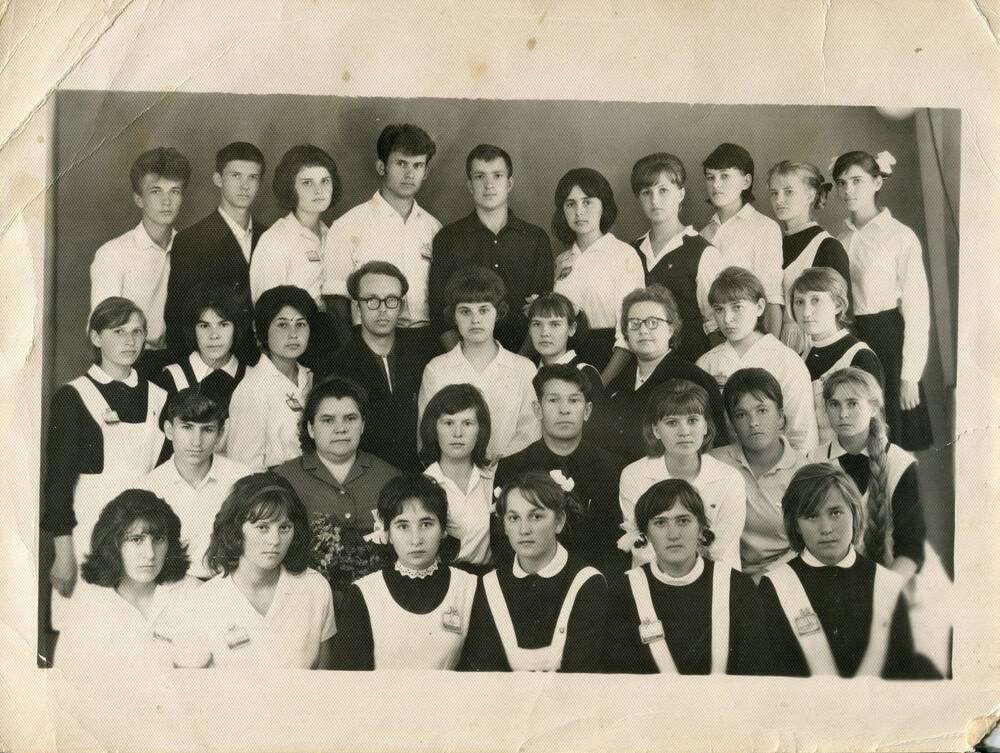 Фотография. Учителя и учащиеся средней школы им. А.А. Фадеева 1967г.