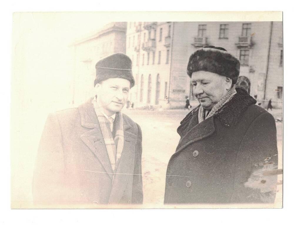 Фотопортрет парный. Титов Григорий Иванович (справа) с концертмейстером.