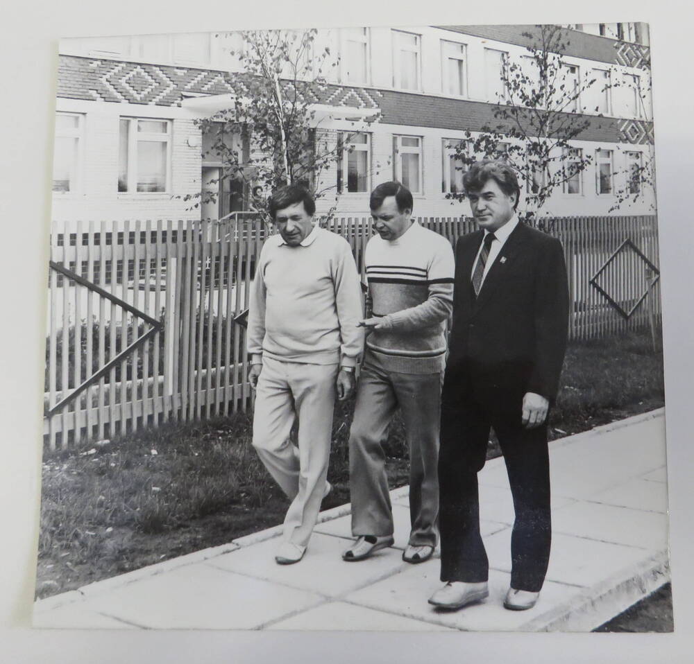 Фотография. Общественный деятель Франции А. Ложеани с руководителями Верхнебуреинского района. Новый Ургал 1986 год.