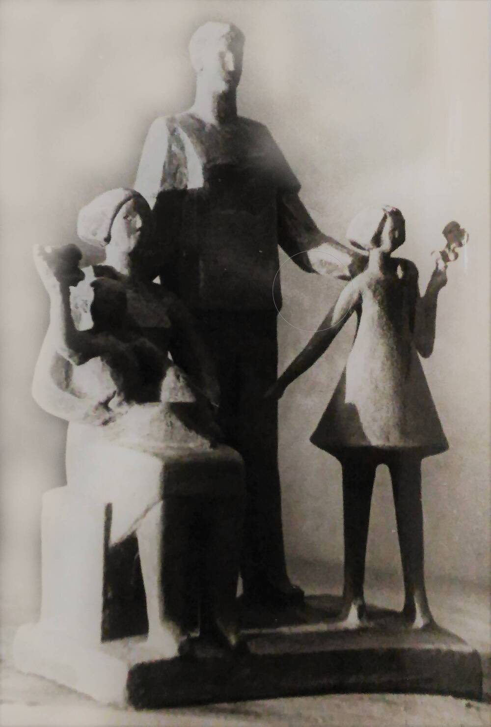 Фото скульптуры В.А.  Сидура  «Семья», 1957