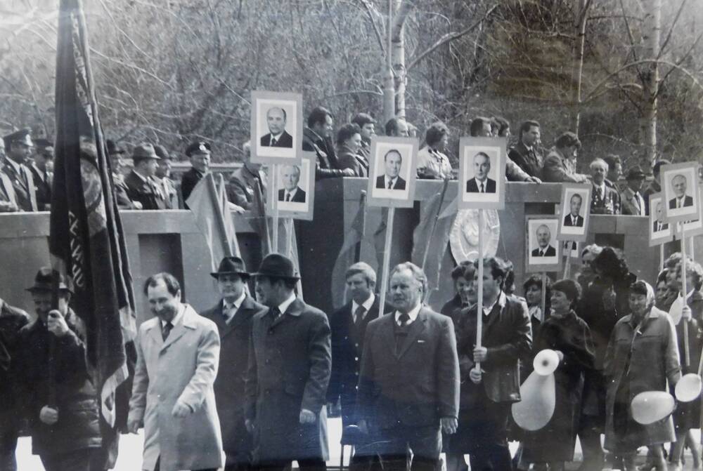 Фотография. Праздничная демонстрация в городе Сергач 1980 гг