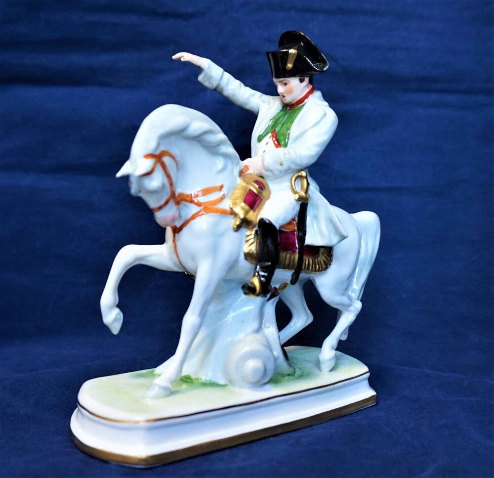 Скульптура Наполеон на белом коне.