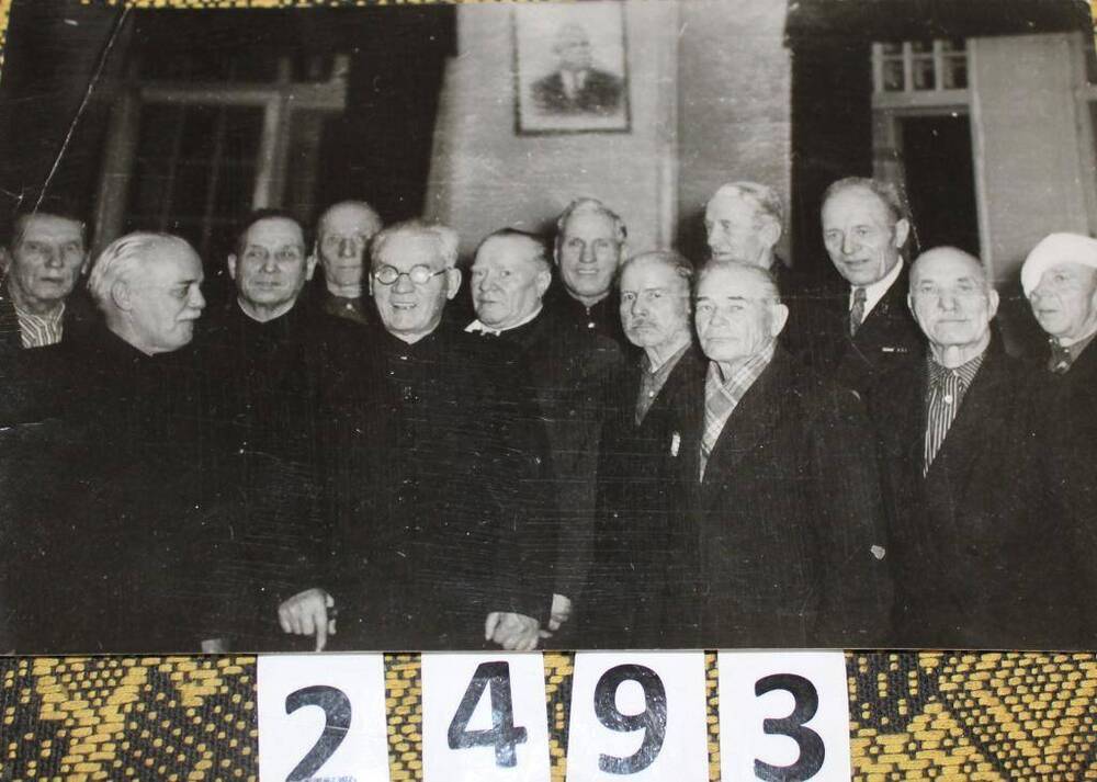 Фото Группа старых большевиков в зале обкома КПСС г.Кирова