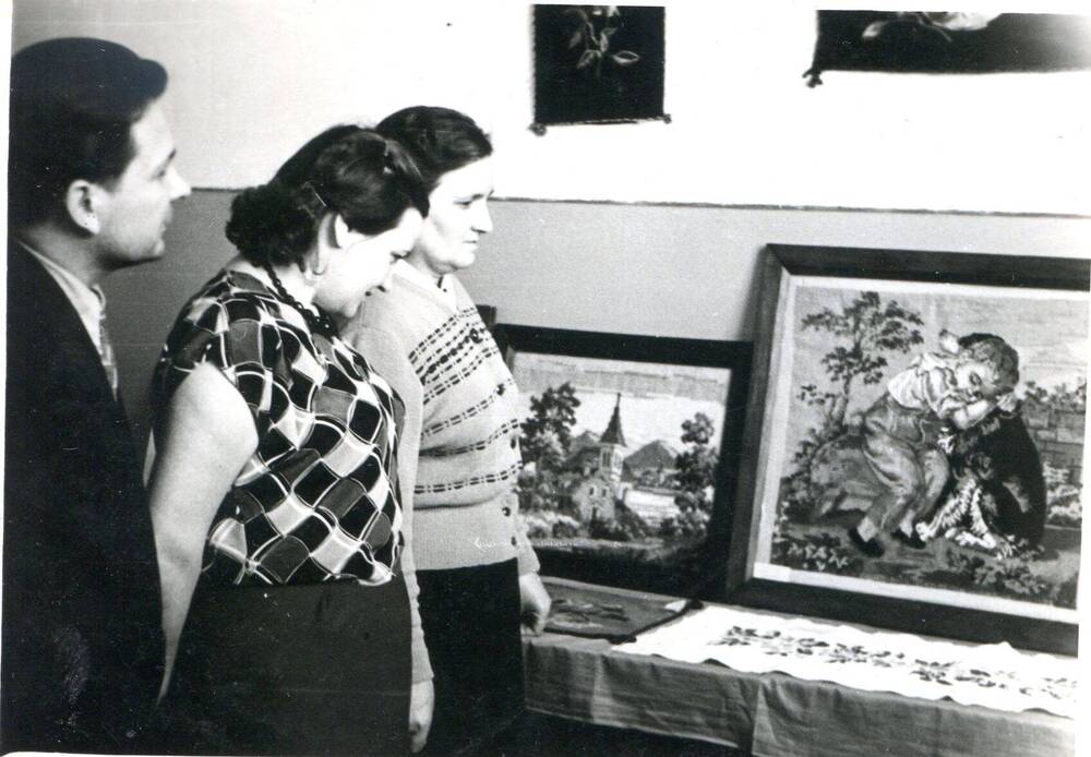 Фото ч/б групповое выставка рукоделия ,справа Евстегнеева В.И.