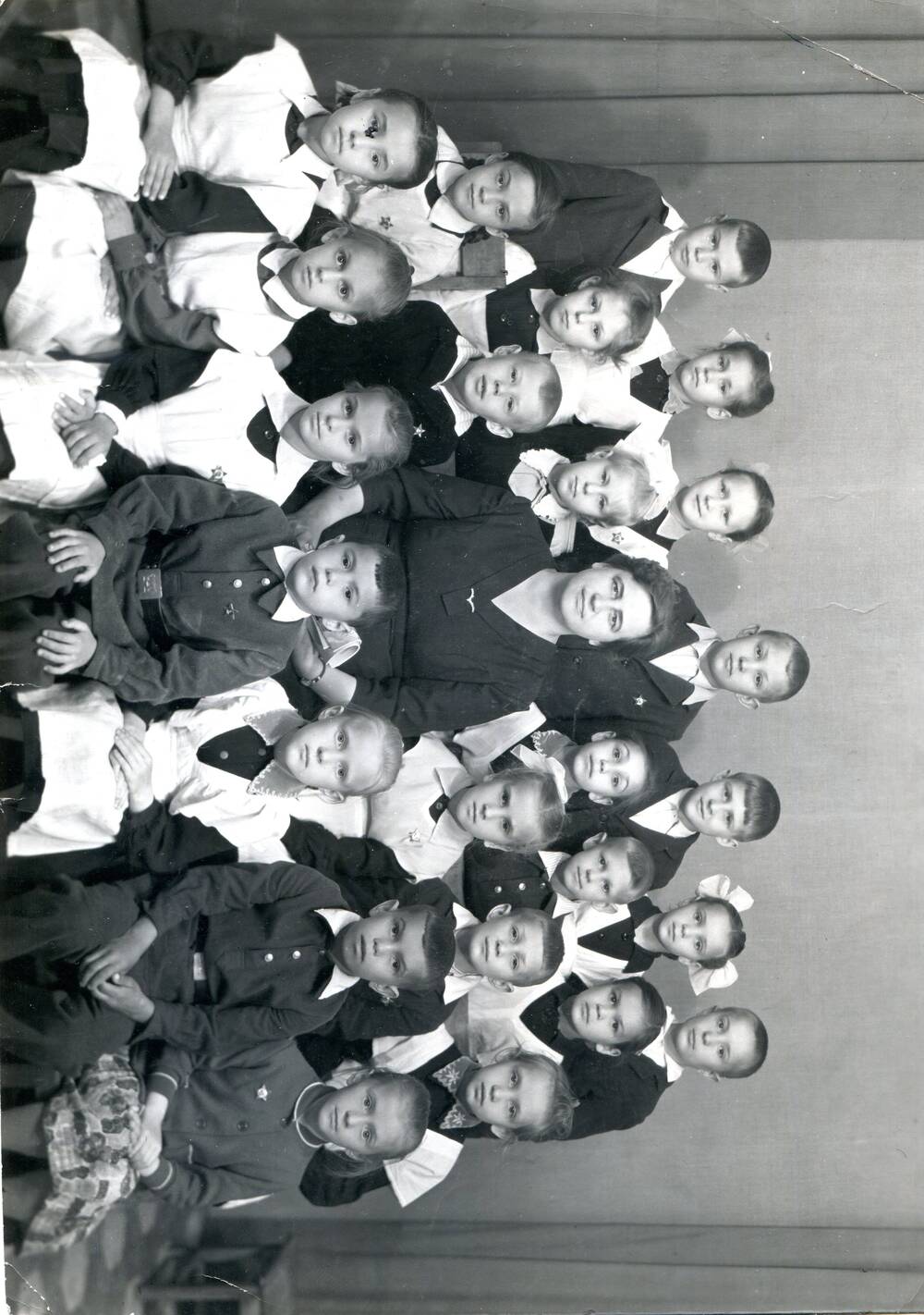 Фото ч/б групповое,Спиридова А.И. с учащимися школы №12 1960г.