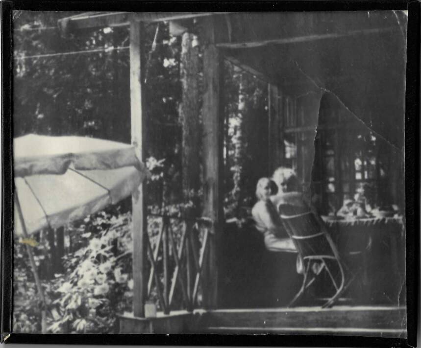Фотография. Е.Я. Эфрон и З.М. Ширкевич на веранде, за столом. Из комплекта фотографий, сделанных в Зеленоводе, принадлежавших семье Эфронов.