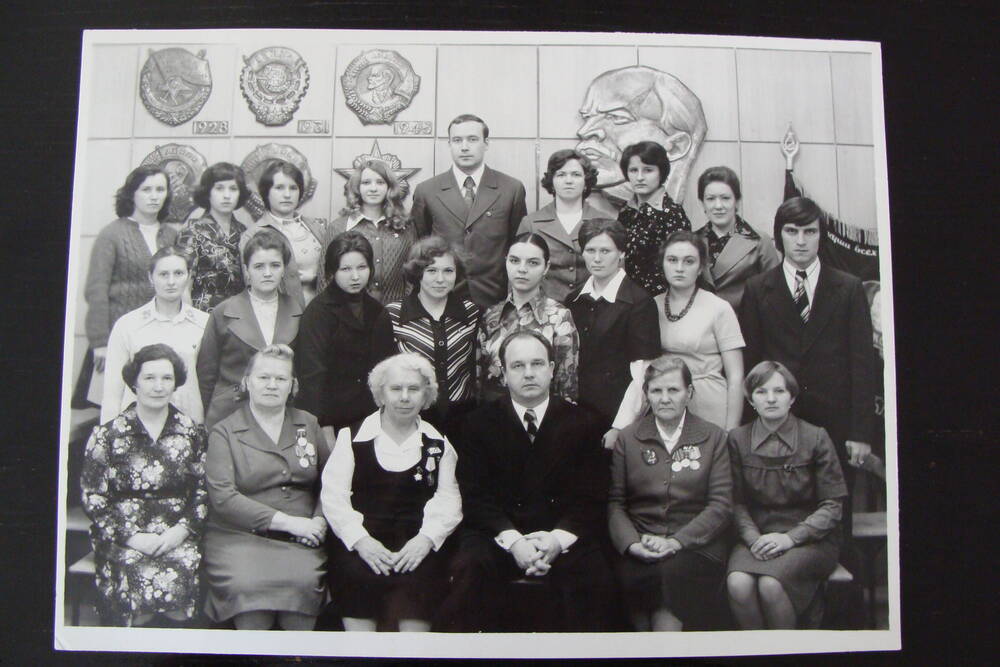 Фото. Комсомольцы центральной районной больницы с ветеранами комсомола Шуи. Крайняя справа в среднем ряду  - Королева Л.Н. – 2й секретарь Горкома комсомола.
