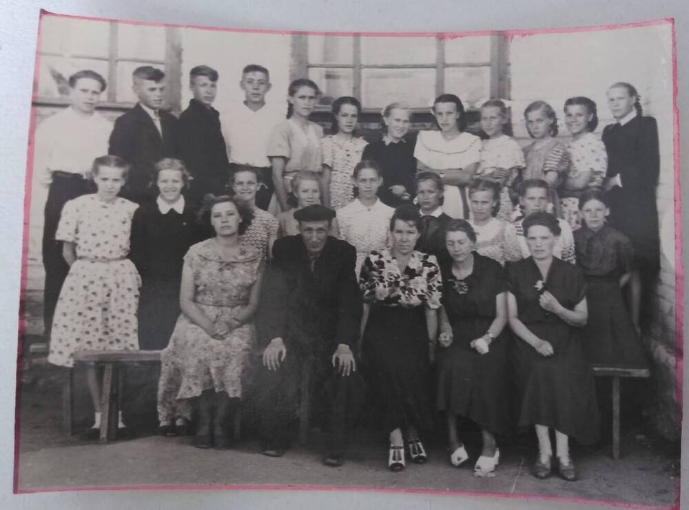 Фотография групповая. 7 класс на выпускном вечере. 14 июня 1955г.
