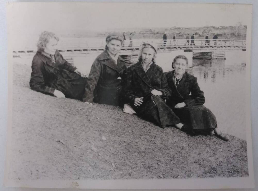 Фотография групповая. На снимке изображены 4 девушки на берегу р. Исеть у старого деревянного моста. 1 мая 1959г.