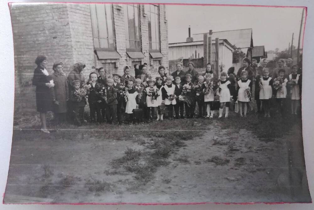 Фотография групповая. На снимке первоклассники у филиала школы №4 с родителями и учителями
