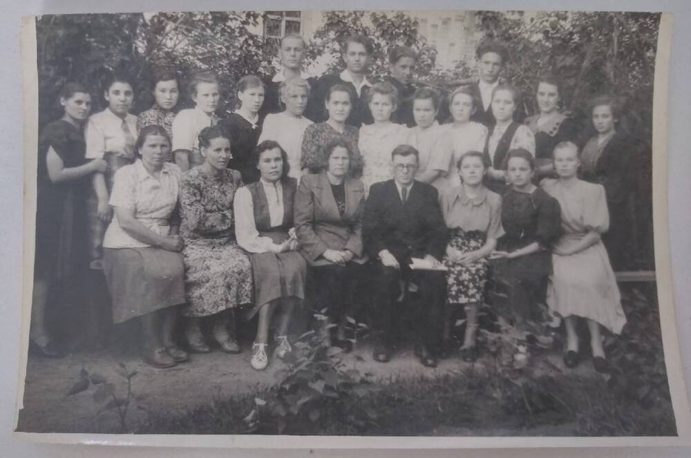 Фотография групповая. Выпуск 10 класса школы №1, 1949г.