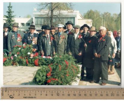 Фото групповое. Ветеран Великой Отечественной войны Юсупов Н.Г. в день победы, перед Монументом боевой и трудовой славы.