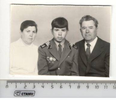 Фото, по пояс. Ветеран Великой Отечественной войны Юсупов Н.Г.  с женой и сыном.