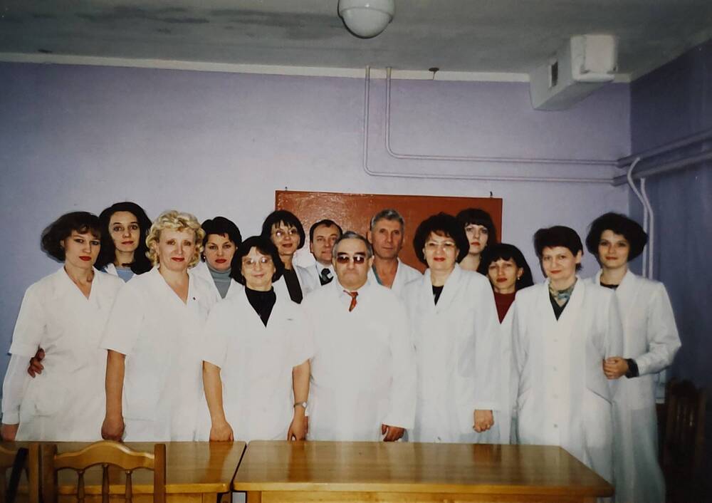 Фотография цветная групповая Коллектив кафедры кардиологии ФУВ АГМУ с выпускниками.