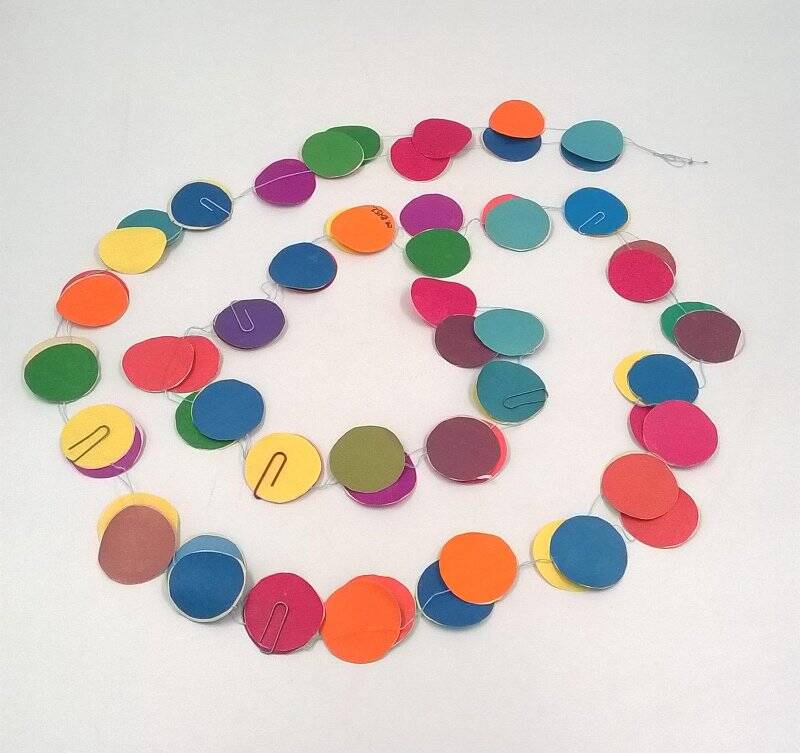 Гирлянда из разноцветных бумажных кружочков. Елочных игрушек 60-90хх годов 20 века.
