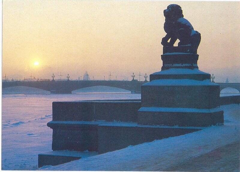 Фотооткрытка цветная. Скульптура ши-цзы на  Петровской набережной. Фото В. Соболева.