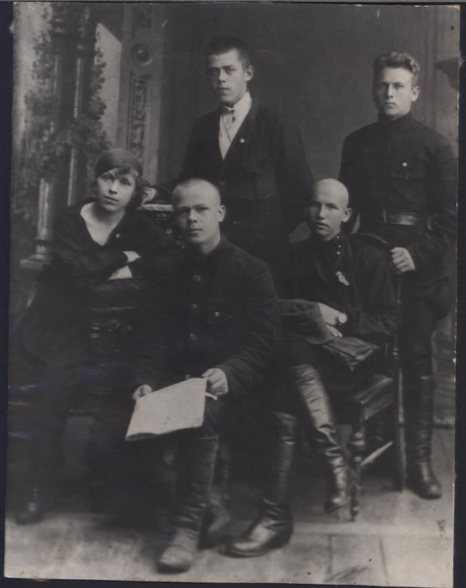 Фото. Состав бюро Укома ВЛКСМ в 1925 г., слева – Петрова С.