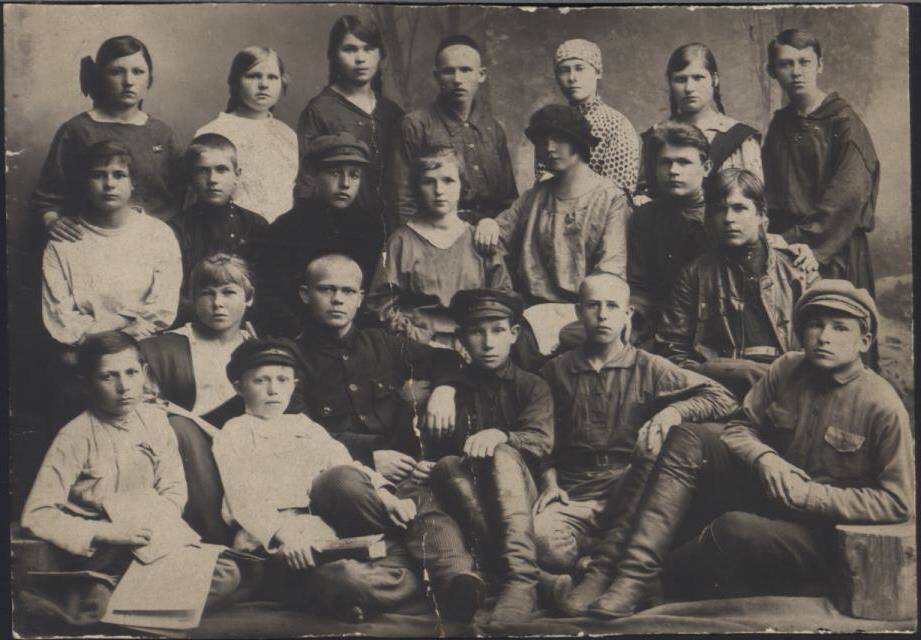 Фото. Ячейка РКСМ при 3-ей школе II ступени в г. Ветлуге 1924 г.